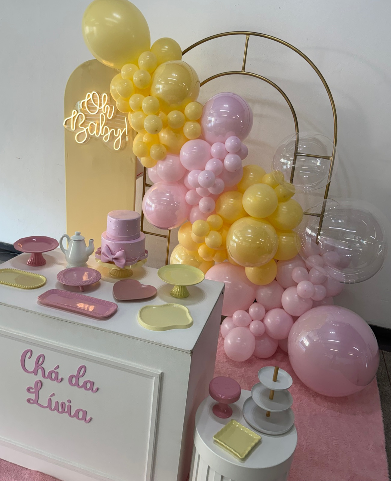Detalhes da mesa do Chá da Lívia com bolo e bandejas